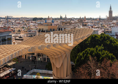 Setas de Sevilla, Metropol Parasol - legno architettura moderna struttura con Siviglia edifici storici in background, Siviglia, in Andalusia, Spagna Foto Stock