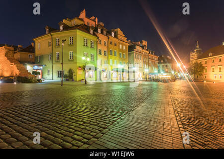 Edifici storici in Piazza Castello (Plac Zamkowy) durante la notte, la Città Vecchia, sito Patrimonio Mondiale dell'UNESCO, Varsavia, Polonia, Europa Foto Stock