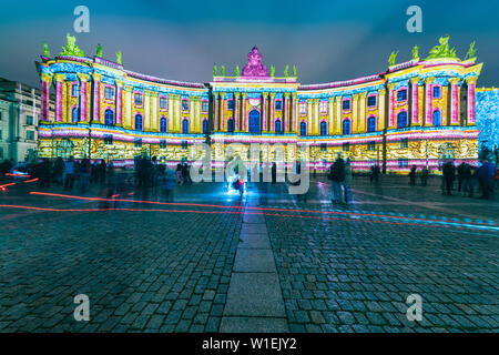 L'edificio storico della Facoltà di Giurisprudenza, Università Humboldt illuminata di notte nel quartiere Mitte di Berlino, Germania, Europa Foto Stock