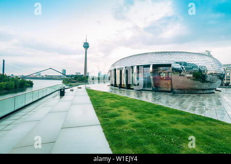 Gehry Edifici e Media Hafen con la torre della televisione di Dusseldorf in background, Dusseldorf, Renania settentrionale-Vestfalia, Germania, Europa Foto Stock