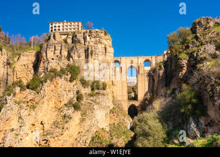 Puente Nuevo Ronda, El Tajo de Ronda in inverno in una giornata di sole, Ronda, Andalusia, Spagna, Europa Foto Stock