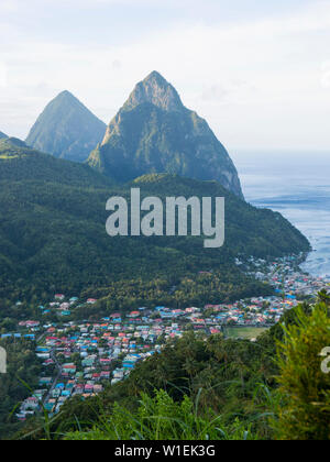 Vista di chiodi, UNESCO, dalla collina sopra la città e il Mare dei Caraibi al di là, Soufriere, St. Lucia, isole Windward, Piccole Antille Foto Stock
