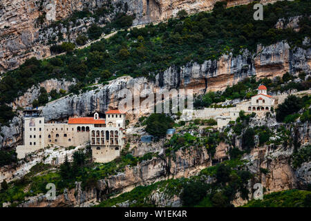 Hamatoura monastero di Deir si trova sul lato sinistro della montagna e la strada a Bsharri quando proveniente da Tripoli, Libano, Medio Oriente Foto Stock