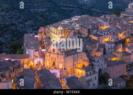 Vista su accesa Ragusa Ibla, crepuscolo, strade decorate per contrassegnare il Festival di San Giorgio, Ragusa, Sito Patrimonio Mondiale dell'UNESCO, Sicilia, Italia Foto Stock