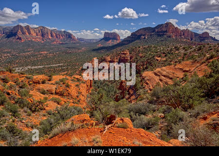 Vista della Montagna di Lee, Courthouse Butte e Castle Rock, dal sentiero segreto sul lato est della Cattedrale Rock a Sedona, in Arizona, Stati Uniti d'America Foto Stock