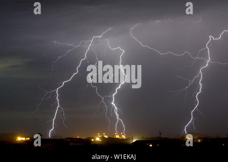 Più di fulmini che colpiscono un impianto di potenza in Arlington durante il 2016 stagione dei monsoni, Arizona, Stati Uniti d'America, America del Nord Foto Stock