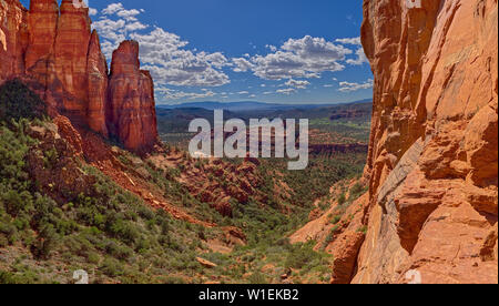 Vista sud-ovest da una scogliera in sella area della Cattedrale Rock, Sedona, in Arizona, Stati Uniti d'America, America del Nord Foto Stock