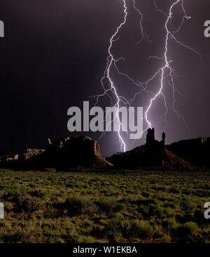 Foto di composito di un fulmine che colpisce la Valle degli Dèi in Utah, Stati Uniti d'America, America del Nord Foto Stock