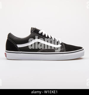 VIENNA, Austria - 28 agosto 2017: Vans Old Skool in bianco e nero sneaker su sfondo bianco. Foto Stock