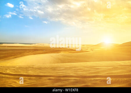 Il paesaggio del deserto dune di sabbia al tramonto vicino Qatar e Arabia Saudita confine sul Golfo Persico, Khor Al Udeid (Khawr al Udayd), Qatar, Medio Oriente Foto Stock