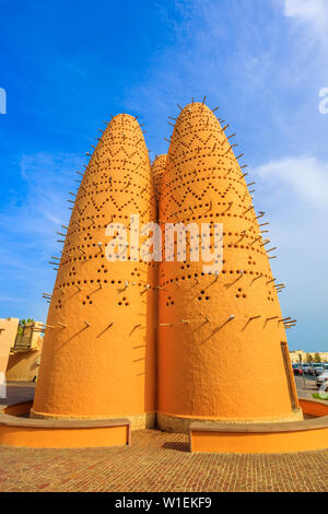 Torri di piccione e cielo blu vicino alla Moschea di Katara, un villaggio culturale (Valle delle culture), West Bay, Doha, Qatar, Medio Oriente Foto Stock