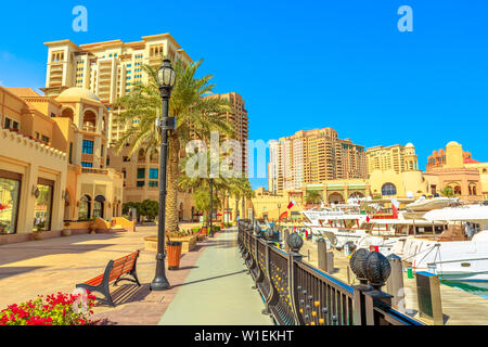 Marina lungomare Corniche in Porto Saudita all'Pearl-Qatar, con torri residenziali e barche di lusso e yacht nel Golfo Persico, Doha, Qatar Foto Stock