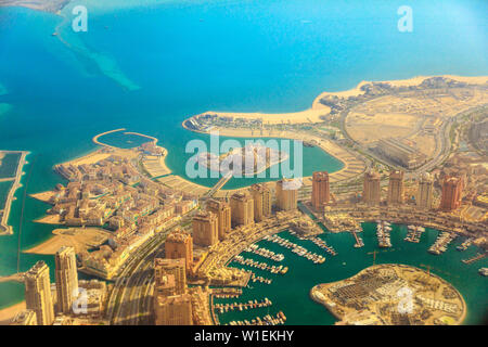 Vista aerea del Pearl-Qatar, Venezia a Qanat Quartier, Marsa Malaz Kempinski Hotel e torri di Porto saudita, Doha, Qatar Foto Stock