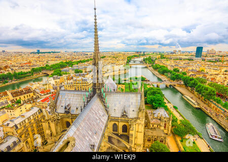 Dettaglio del campanile della cattedrale di Notre Dame (Nostra Signora di Parigi) con statue e dello skyline della città di Parigi, Francia, Europa