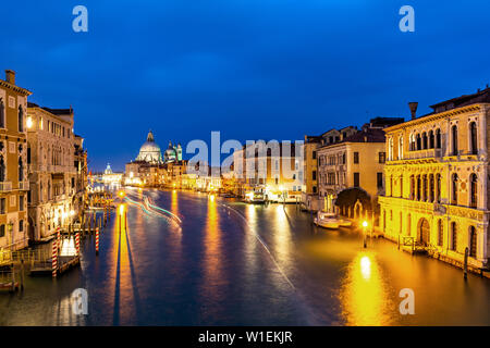 Canal Grande e la Basilica di Santa Maria della Salute, Venezia, Sito Patrimonio Mondiale dell'UNESCO, Veneto, Italia, Europa Foto Stock