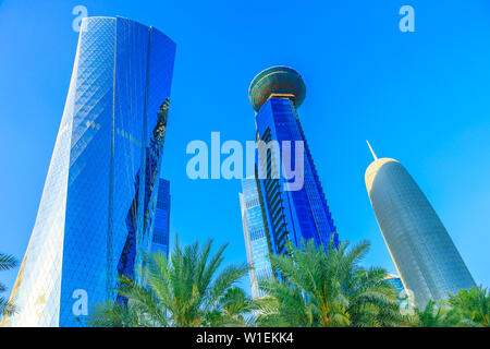 Basso angolo di visualizzazione Al Fardan torri complesso e Torre di Doha, iconico vetri ad alta sorge in West Bay, grattacieli del quartiere finanziario, Doha, Qatar Foto Stock