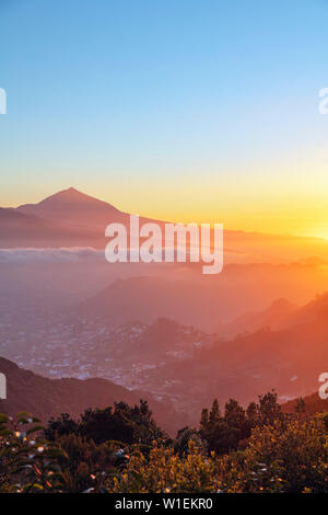 Sunset, il Pico del Teide, 3718m, la montagna più alta in Spagna e Parco Nazionale di Teide, sito Patrimonio Mondiale dell'UNESCO, Tenerife, Isole Canarie, Spagna, Atlantico Foto Stock