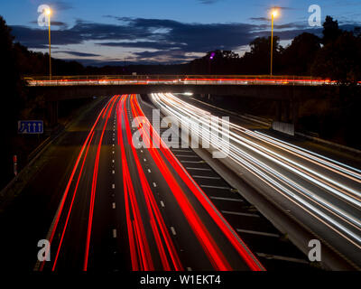 Autostrada M3 sentieri di luce, Surrey, England, Regno Unito, Europa Foto Stock