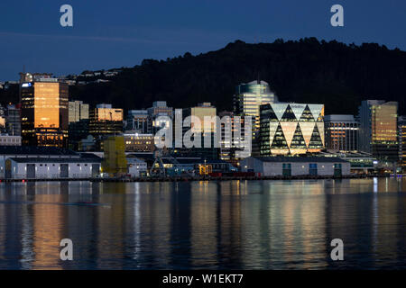 Wellington City e waterfront all'alba, Wellington, Isola del nord, Nuova Zelanda, Pacific Foto Stock