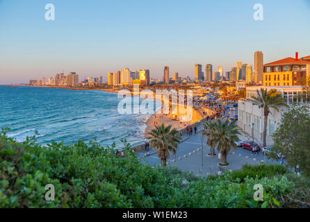 Vista di Tel Aviv da Jaffa Città Vecchia al tramonto, Tel Aviv, Israele, Medio Oriente Foto Stock
