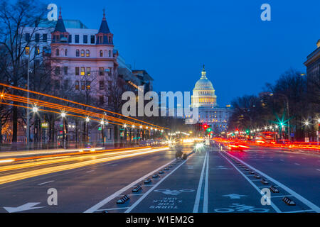 Vista del Capitol Building al tramonto dalla Pennsylvania Avenue, Washington D.C., Stati Uniti d'America, America del Nord Foto Stock