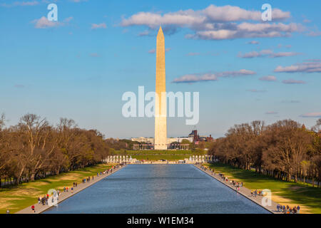 Vista del Lincoln Memorial riflettendo la piscina e il Monumento di Washington, DC di Washington, Stati Uniti d'America, America del Nord Foto Stock