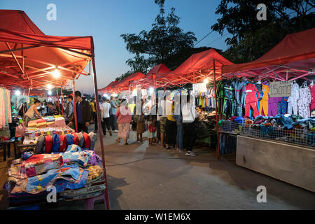 Il mercato notturno in Chao Anouvong Park su Th Fa Ngoum accanto al fiume Mekong, Vientiane, Laos, Indocina, Asia sud-orientale, Asia Foto Stock