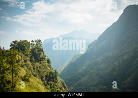 Vista dal piccolo Adam's Peak, Ella, provincia di Uva, Sri Lanka, Asia Foto Stock