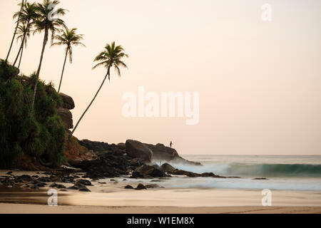 Talalla spiaggia al tramonto, South Coast, Sri Lanka, Asia Foto Stock
