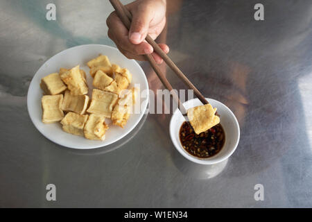 Tofu vietnamita con una salsa piccante in Vietnam del nord Foto Stock