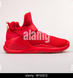 VIENNA, Austria - 30 agosto 2017: Nike Kwazi sneaker rosso su sfondo bianco. Foto Stock