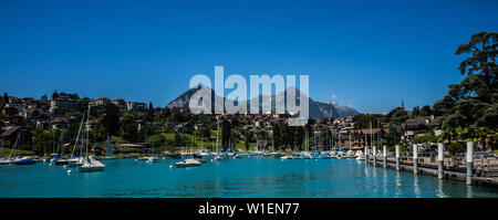 Montagne e il litorale sul Lago di Thun, Svizzera Foto Stock