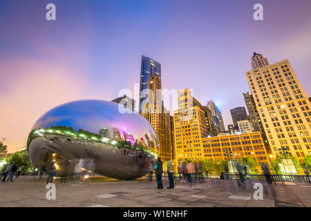 CHICAGO - ILLINOIS: Maggio 12, 2018: turisti visitano il Cloud Gate nel Millennium Park in tarda serata. Foto Stock