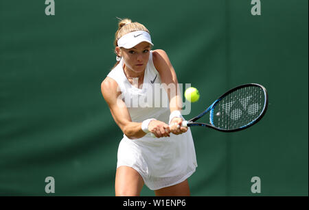 Katie Swan in azione il giorno due dei campionati di Wimbledon al All England Lawn Tennis e Croquet Club di Londra. Foto Stock