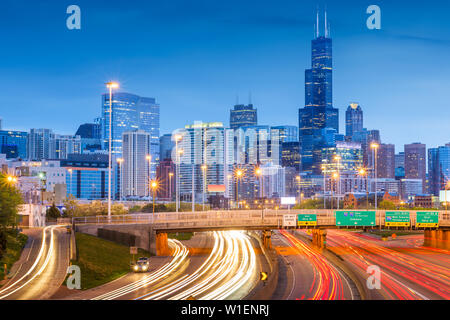 Chicago, Illinois, Stati Uniti d'America skyline del centro su autostrade al crepuscolo. Foto Stock