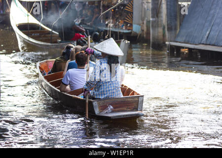 Mercato Galleggiante di Damnoen Saduak, Thailandia:- 18 Maggio 2019 :- Questo è un mercato galleggiante in Thailandia e prendere una barca e poi hanno un grande tour a Floating ma Foto Stock
