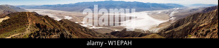 Vista panoramica del campo da golf di Devil's e della saletta di Badwater Basin dal punto di osservazione Dante's View, il Death Valley National Park, California, USA Foto Stock