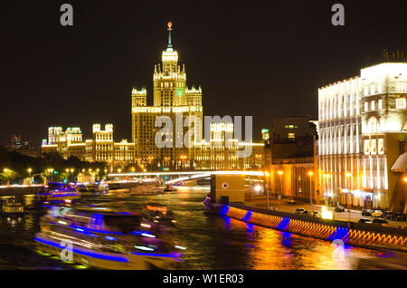 Di Stalin grattacielo sul Kotelnicheskaya embankment Foto Stock