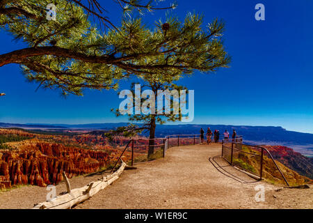 Persone che guardano il Bryce Canyon Foto Stock