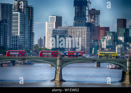 Londra, Regno Unito. Il 2 luglio 2019. Caldo per iniziare la giornata nel centro di Londra con rush ore di autobus in una linea sul Westminster Bridge. Foto Stock