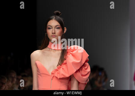Ewerk, Germania. 01 Luglio, 2019. Un modello durante la lana Mueller mostrano a Mercedes Benz Fashion Week di Berlino. Credito: Beata Siewicz/Pacific Press/Alamy Live News Foto Stock