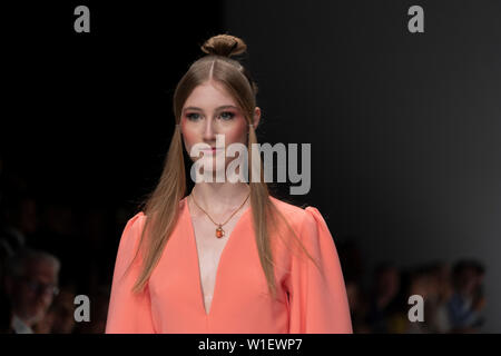 Ewerk, Germania. 01 Luglio, 2019. Un modello durante la lana Mueller mostrano a Mercedes Benz Fashion Week di Berlino. Credito: Beata Siewicz/Pacific Press/Alamy Live News Foto Stock