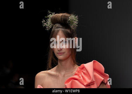 Ewerk, Germania. 01 Luglio, 2019. Un modello durante la lana Mueller mostrano a Mercedes Benz Fashion Week di Berlino. Credito: Beata Siewicz/Pacific Press/Alamy Live News Foto Stock