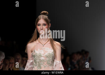 Ewerk, Germania. 01 Luglio, 2019. Un modello durante la lana Mueller mostrano a Mercedes Benz Fashion Week di Berlino. Credito: Beata Siewicz/Pacific Press/Alamy Live News Foto Stock