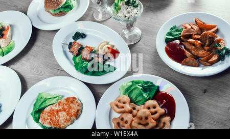 Kebab di salmone su spiedini di legno con verdure fresche. piatti per un picnic Foto Stock