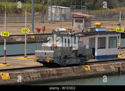 Locomotiva elettrica noto anche come un mulo a Miraflores Locks sul canale di Panama Panama city Foto Stock