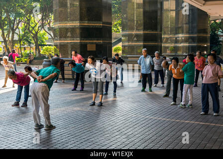 I cittadini anziani l'esercizio del mattino, Wanchai, Hong Kong SAR, Cina Foto Stock