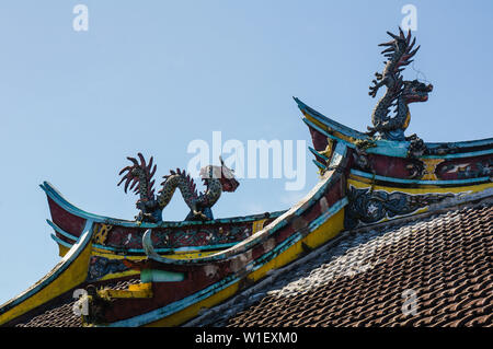 Ornamento cinese a Klenteng Poncowinatan, Yogyakarta, Indonesia Foto Stock