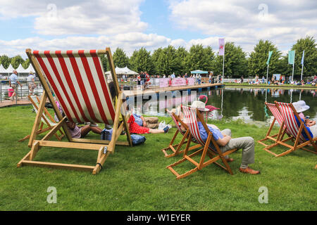 Hampton Court di Londra, Regno Unito. 2 luglio 2019 centinaia di visitatori partecipare alla RHS Hampton Court garden festival. Credito: amer ghazzal/Alamy Live News Foto Stock