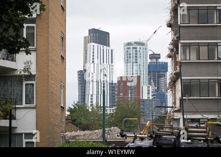 Demolizione di edifici nelle vicinanze Nine Elms rigenerazione area a sud di Londra. Giugno 26, 2019 Foto Stock